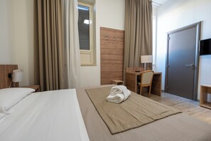 Premium Double or Twin Room | Desk, laptop workspace, iron/ironing board, free WiFi - Casa per ferie S. Maria alle Fornaci (Rome)