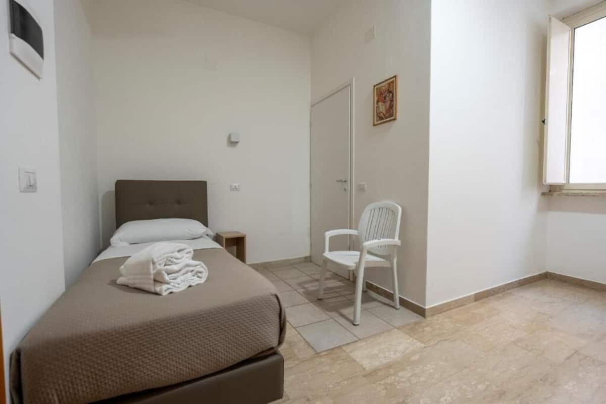 Basic tvåbäddsrum | Skrivbord, arbetsyta för laptop, strykjärn/strykbräda och gratis wi-fi