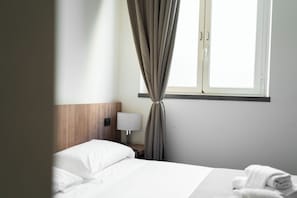 Comfort dubbelrum eller tvåbäddsrum | Skrivbord, arbetsyta för laptop, strykjärn/strykbräda och gratis wi-fi