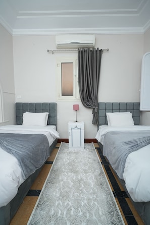 Habitación de lujo con 2 camas individuales, baño privado | Sábanas de algodón egipcio, ropa de cama de alta calidad, wifi gratis