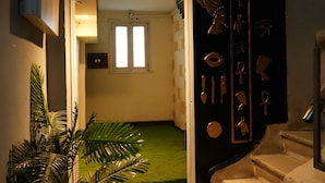 Entrada de un hotel con un letrero que dice "CASTLE HOTEL" y decoraciones con temática egipcia.