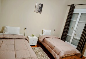 Twin with shared bathroom, New section | Egyptian cotton sheets, premium bedding, free WiFi, bed sheets - Castle Hostel (Cairo)
