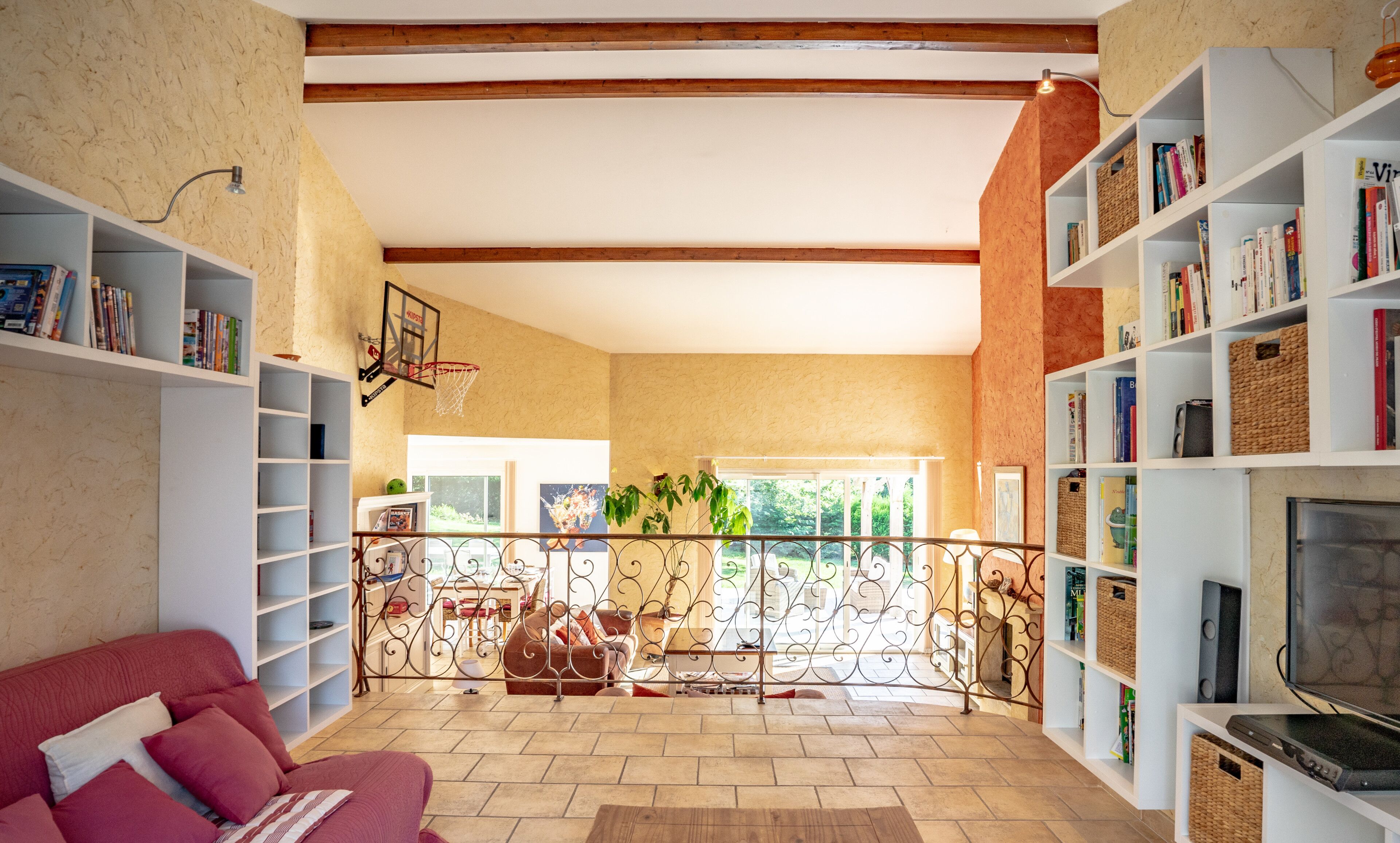 Televisio, takka, DVD-soitin, pöytätennispöytä