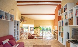 TV, peis, DVD-spiller og bordtennis