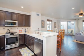 Een oven, een kookplaat, een ijsmachine