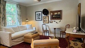 TV - Old Town Gem – Steps to Cafés, Shops & Metro! (Alexandria)
