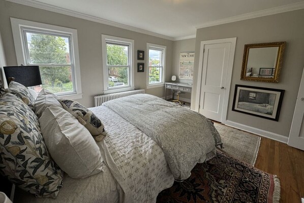 1 bedroom, desk, iron/ironing board, WiFi - Old Town Gem – Steps to Cafés, Shops & Metro! (Alexandria)