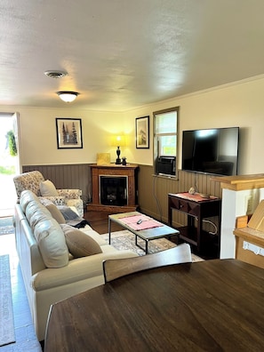 Smart TV, fireplace