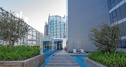 Stylish 1BR Apartment with Skyline Views in Business Bay, 10 Mins to Burj Khalif