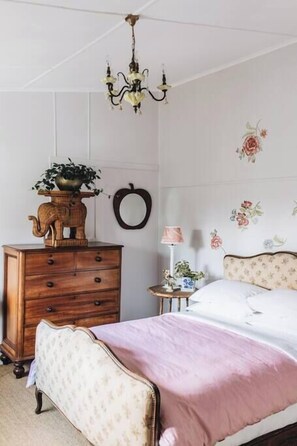 2 bedrooms, iron/ironing board, travel cot, WiFi