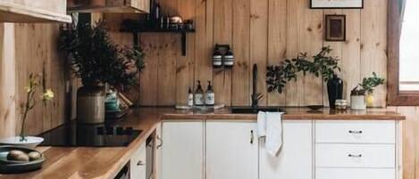 Køleskab, mikrobølgeovn, kogeplade, kaffe-/temaskine