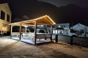 A gazebo-style outdoor seating area with a roof and benches, surrounded by a low wall. - Tianzhu Mountain Qingshan Homestay (Qianshan)