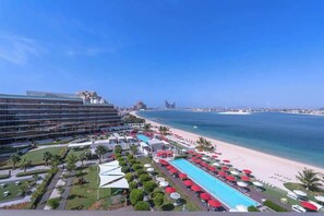 Pool - Free housekeeping visits during your stay - StayShort - Cozy 2BR in Palm Jumeirah with Beach Views! (Palm Jumeirah)