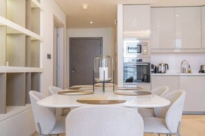 Dining - StayShort - Cozy 2BR in Palm Jumeirah with Beach Views! (Palm Jumeirah)