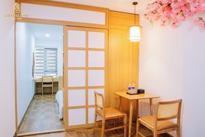 Studio Deluxe, vue ville | Coin séjour | Télévision LED de 40 pouces avec chaînes numériques