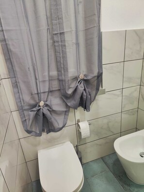 Shower, hair dryer, bidet, towels - Apartment woman Catherine and Don Paolo (Bagheria)