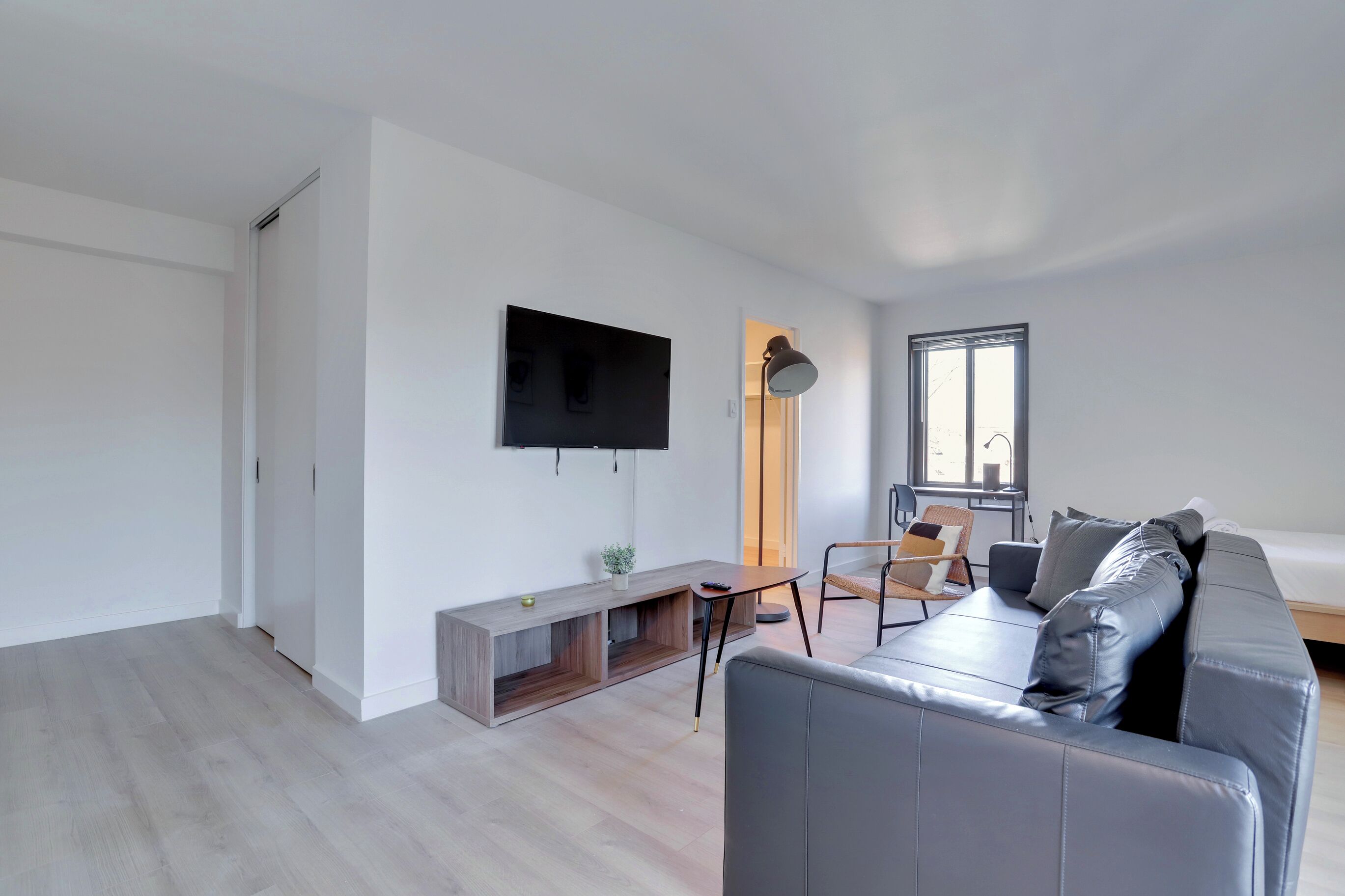 Studio Comfort - utsikt mot staden | Vardagsrum | 50-tums smart-tv med kabelkanaler