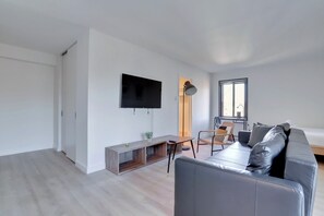 Comfort Studio, City View | Living area