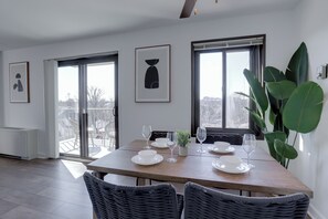 Comfort Studio, Balcony, City View | In-room dining