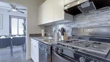 Estudio Confort, balcón, vista a la ciudad | Cocina privada | Microondas, horno, parrilla de estufa y lavavajillas