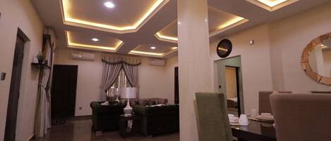 豪華客房, 陽台, 城市景觀 | 起居區