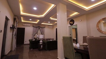 Deluxe Room, Balcony, City View | Living area