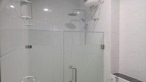 华丽客房, 阳台, 城市景观 | 浴室 | 毛巾、肥皂、洗发水、卫生纸