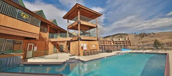 King bed, pvt hot tub, free wi-fi, 71