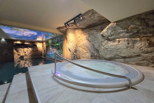 Un sauna, una bañera de hidromasaje, baño turco, baños de arcilla