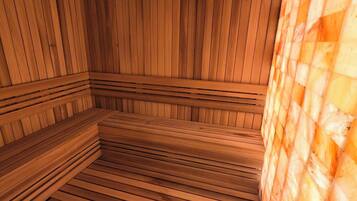 Una sauna amb seients de fusta i un mur a escacs.