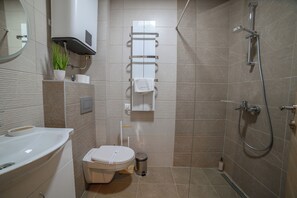 Apartament Comfort, vistes al jardí | Bany | Combinació de dutxa i banyera i articles de tocador gratuïts 