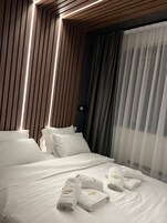 Escritorio, espacio para trabajar con laptop y cortinas blackout 
