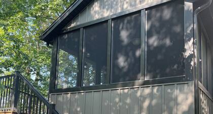 5-bedroom LAKEFRONT cabin! New listing! Fishing and kayaking from the backyard!