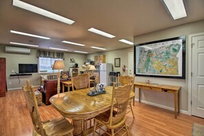 Interior - The Farm House on Mount Tom, Enjoy the Oregon countryside just north of Eugene (Harrisburg)
