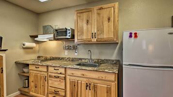 Refrigerador, microondas, parrilla de estufa y cafetera y tetera