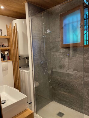 Dusche, Handtücher, Toilettenpapier