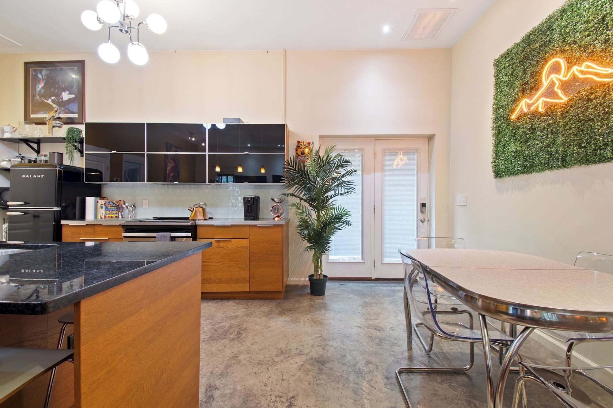 Microondas, horno, parrilla de estufa y lavavajillas 