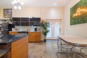 Mikroaaltouuni, uuni, liesi, astianpesukone