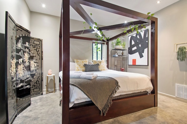 2 bedrooms, travel crib, WiFi, bed sheets