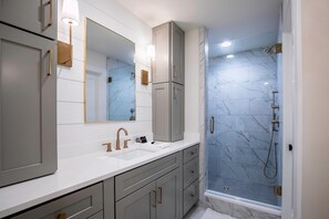 Hair dryer, towels - The Carolina, 2BR Luxe Stay by Velvet Ditch Villas (Oxford)