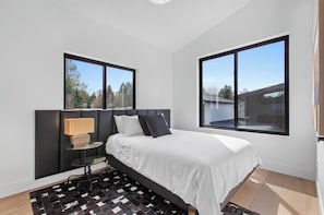 4 habitaciones, escritorio y tabla de planchar con plancha