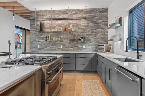 Luxury 4BR w/hot tub - Walk to lake & shops!