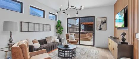 Smart-TV, Kamin, Stereoanlage, Computerbildschirme