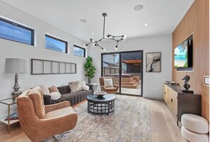 Smart TV, chimenea, estéreo y monitor de computadora 
