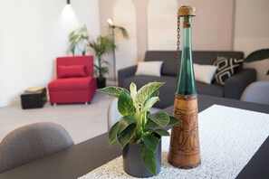 Suite estudio Deluxe | Edredón, caja de seguridad en la habitación y escritorio 