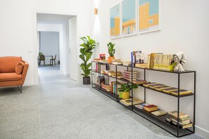 42-inch Smart TV with satellite channels, streaming services - Re di Roma Luxury Suites (Rome)