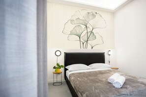 Deluxe Room | Down duvets, in-room safe, desk, iron/ironing board - Re di Roma Luxury Suites (Rome)