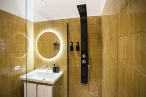 Deluxe Studio Suite | Bathroom | Shower, hydromassage showerhead, hair dryer, bidet - Re di Roma Luxury Suites (Rome)
