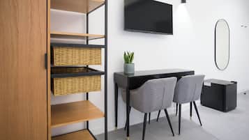 Habitación Deluxe | Edredones de plumas, caja fuerte, escritorio