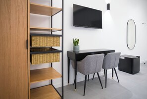 Chambre Deluxe | Couette en duvet, coffre-fort, bureau, fer et planche à repasser